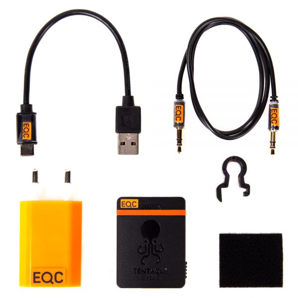 Lieferumfang des Tentacle Sync Tentacle E mit USB-Ladekabel, Sync-Kabel, Netzteil, Tasche und Gerät.