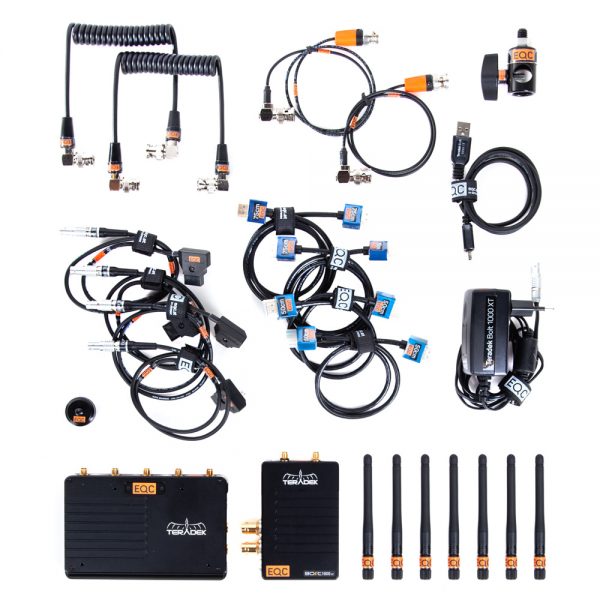 Lieferumfang des Teradek Bolt 1000 XT mit Kabeln, Akkuplatten, Ladegeräten und mehreren Ersatzantennen.