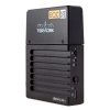 Kann über eingebaute 1/4-20-Zoll- oder M3-Gewindebohrungen direkt an der Kamera montiert werden. Teradek Bolt 500 Sidekick LT Empfänger in Schrägansicht mit Bedientaste und LED-Statusanzeige.