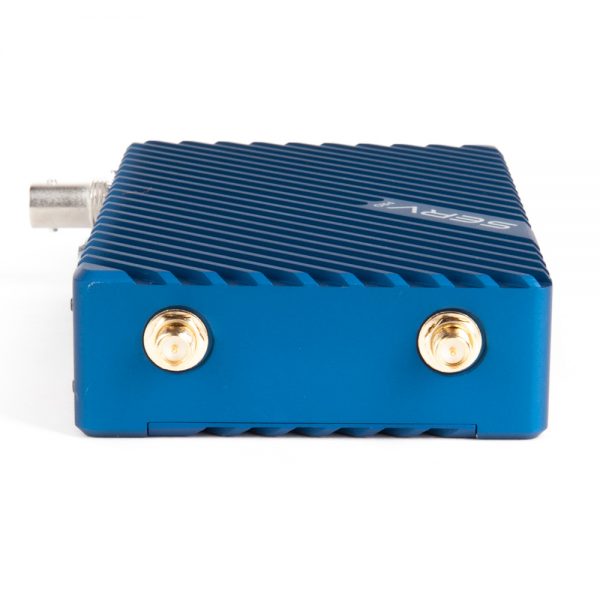 Teradek Serv Pro von der Seite mit zwei goldfarbenen SMA-Antennenanschlüssen und BNC-Buchse.