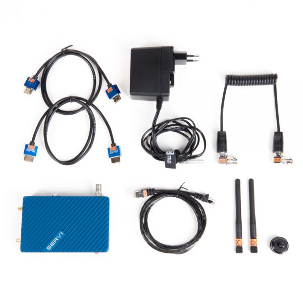 Zubehör des Teradek Serv Pro mit HDMI-Kabeln, Netzteil, Klemmhalterung und Ersatzantennen.