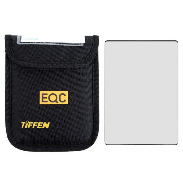 Tiffen 4x5.65 Ultra Contrast 2 Kontrastfilter, verpackt mit schwarzer Schutztasche aus der Ultra-Contrast-Serie.