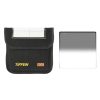 Grauverlaufsfilter mit harter Kante, im Set enthalten ist eine Tasche. Tiffen 5.65x5.65 Grad. ND 0.9 Hartkanten-Filter, verpackt mit schwarzer ColorCore-Schutztasche.