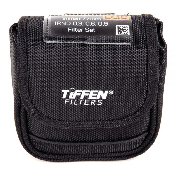 Tiffen 77mm IRND 0.3, 0.6, 0.9 Filter Set in gepolsterter Tragetasche mit Tiffen-Logo.