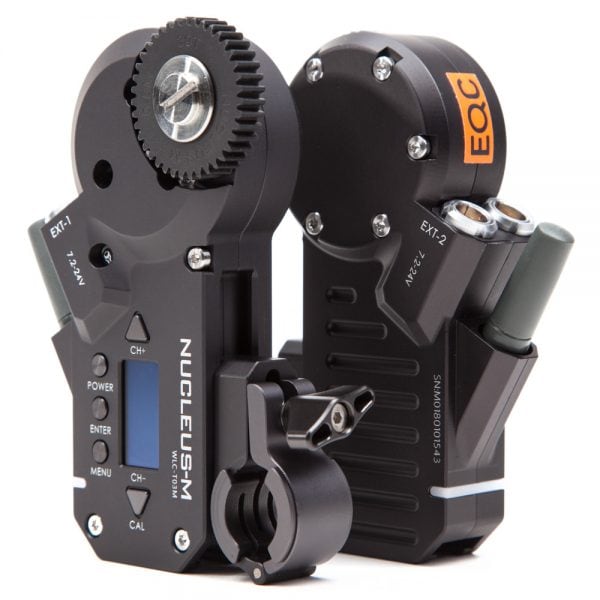 Tilta Nucleus-M FIZ-Handeinheit im Duo mit Drive-Objektivmotor vor grauem Hintergrund.