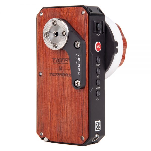 Tilta Nucleus-M FIZ-Handeinheit mit Holz-Bedienrad und LCD-Display für Fokus, Iris und Zoom.