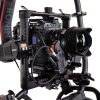 Am Rig montiert steuert der Motor den Fokus, während das Gimbal geführt wird. Tilta Nucleus-M Drive-Motor montiert an einem Cine-Objektiv auf einem Gimbal-Kamerarig.