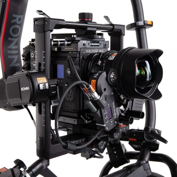 Tilta Nucleus-M Drive-Motor montiert an einem Cine-Objektiv auf einem Gimbal-Kamerarig.
