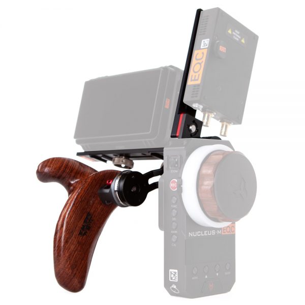 Tilta Nucleus-M Monitorhalterung mit Holzgriff, montiert über der Nucleus-M-Handeinheit.
