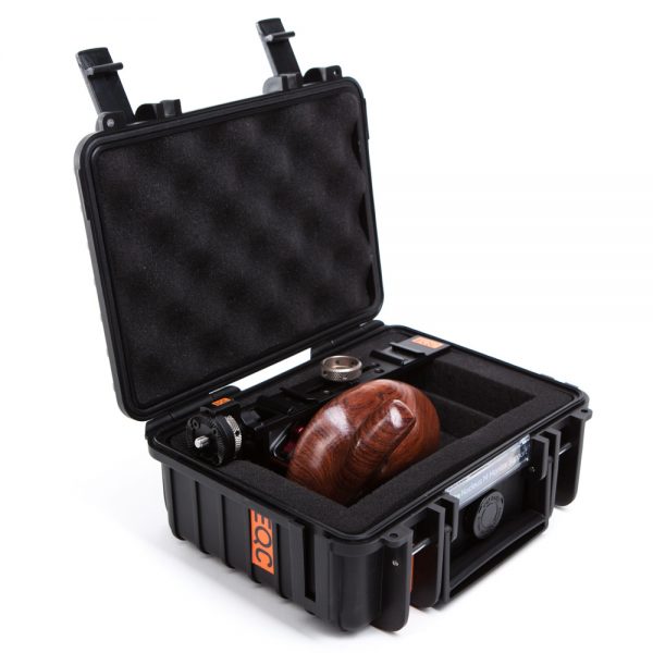 Tilta Nucleus-M Monitorhalterung mit Holzgriff, verstaut im kompakten Transportkoffer.