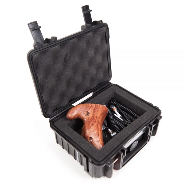 Tilta TT-0511-R Holzgriff verstaut im kompakten Transportkoffer mit Auslöserkabeln.