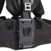 Die V-Lock-Platte versorgt Zubehör über D-Tap-Ausgang und 4-polige Lemo-Buchse mit Strom. Tiltamax Armor Man 2.0 Exoskelett mit V-Lock-Akkuplatte an der Rückseite der Weste.