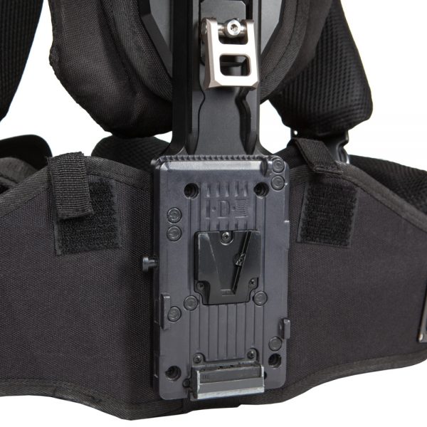 Tiltamax Armor Man 2.0 Exoskelett mit V-Lock-Akkuplatte an der Rückseite der Weste.