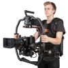 So lassen sich Aufnahmen mit einem Gimbal über längere Zeiträume mit weniger Kraftaufwand filmen. Tiltamax Armor Man 2.0 Exoskelett im Einsatz mit Gimbal und Cine-Kamera samt Objektiv.