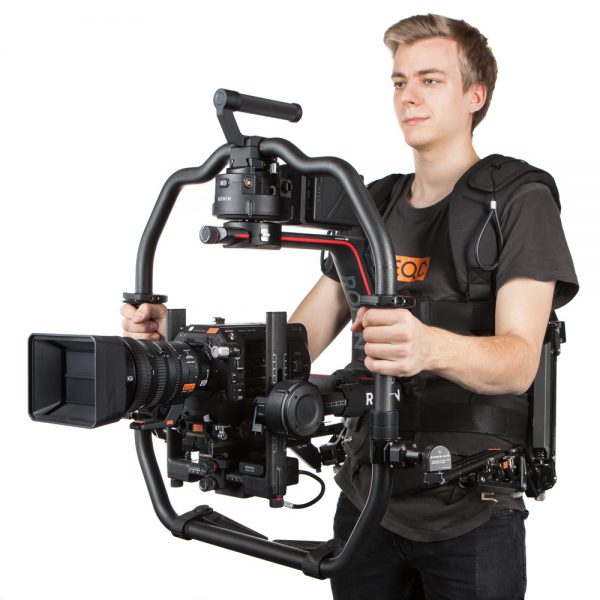 Tiltamax Armor Man 2.0 Exoskelett im Einsatz mit Gimbal und Cine-Kamera samt Objektiv.