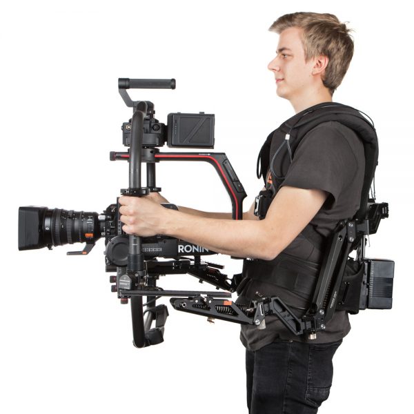 Tiltamax Armor Man 2.0 Exoskelett von der Seite getragen mit geführtem Gimbal-Kamerarig im Profil.