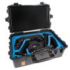 Der Koffer schützt Weste und Tragarme beim Transport zum Drehort. Tiltamax Armor Man 2.0 Exoskelett verstaut im Transportkoffer mit blauem Schaumstoffeinsatz.