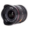 Kompaktes Weitwinkelobjektiv mit nur 150 g Gewicht für spiegellose MFT-Kameras. Laowa MFT 7,5mm f/2 Lightweight Objektiv mit Sonnenblende und sichtbarer Blendenskala.
