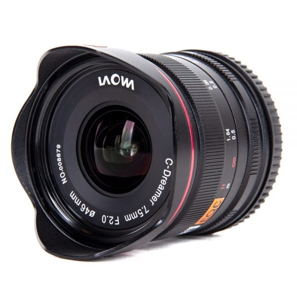 Laowa MFT 7,5mm f/2 Lightweight Objektiv mit Sonnenblende und sichtbarer Blendenskala.