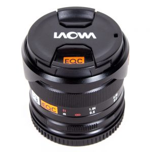 Laowa MFT 7,5mm f/2 Lightweight Objektiv mit aufgesetztem Objektivdeckel und MFT-Bajonett.