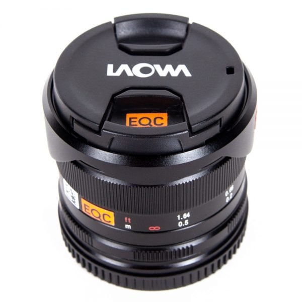 Laowa MFT 7,5mm f/2 Lightweight Objektiv mit aufgesetztem Objektivdeckel und MFT-Bajonett.