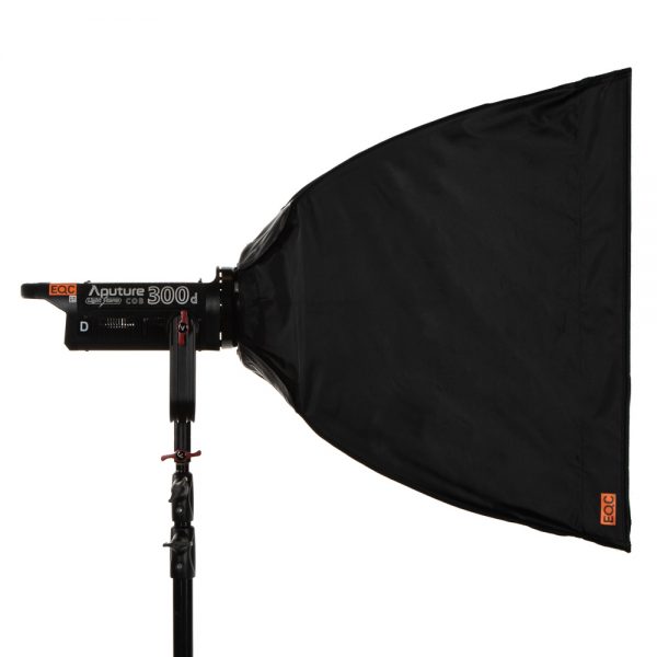 Walimex pro Softbox Easy 90 x 60cm montiert auf einem LED-Leuchtenkopf mit Speedring.