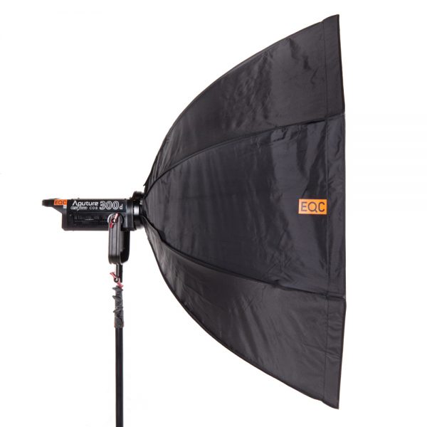 Walimex pro Softbox Oktagon Easy 150cm montiert auf einem LED-Leuchtenkopf auf Stativ.