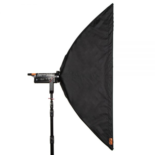 Walimex pro Softbox Strip Light Easy 140 x 30cm montiert auf einem LED-Leuchtenkopf.
