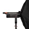 Schmale Streifen-Softbox mit schnellem Easy-Aufbau; erzeugt lange, schmale Lichtkanten und Reflexe für Kanten- und Streiflicht. Walimex pro Softbox Strip Light Easy 140 x 30cm, Nahaufnahme des Anschlusses am LED-Kopf.