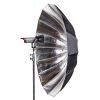 Großer Parabolschirm in Silber für Blitz- oder Dauerlicht, ideal für weiches, kräftig gerichtetes Licht bei Porträt- und Beauty-Aufnahmen. Westcott Parabolschirm silber 7 Fuß / 2,13 m für weiches, zugleich gerichtetes und kräftiges Blitz- oder Dauerlicht.