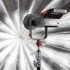 Großer Parabolschirm in Silber für Blitz- oder Dauerlicht, ideal für weiches, kräftig gerichtetes Licht bei Porträt- und Beauty-Aufnahmen. Westcott Parabolschirm silber 7 Fuß / 2,13 m für weiches, zugleich gerichtetes und kräftiges Blitz- oder Dauerlicht.