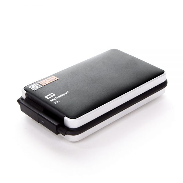 Western Digital My Passport Pro 2 TB RAID-Festplatte mit Thunderbolt-Anschluss für mobile Videoprojekte.
