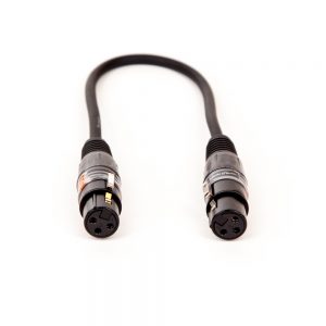 Adapterkabel mit beidseitiger XLR-Buchse und 20 cm Länge zur Kupplung zweier XLR-Stecker.