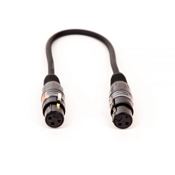 Adapterkabel mit beidseitiger XLR-Buchse und 20 cm Länge zur Kupplung zweier XLR-Stecker.