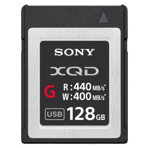 Sony QD-G128E XQD-Speicherkarte mit 128 GB Kapazität und bis zu 440 MB/s Lesegeschwindigkeit.