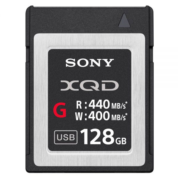 Sony QD-G128E XQD-Speicherkarte mit 128 GB Kapazität und bis zu 440 MB/s Lesegeschwindigkeit.