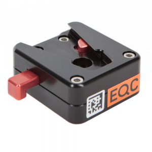 rowa V-Dock 1/4-Zoll V-Mount-Akkuhalterung mit rotem Verriegelungshebel und EQC-Logo.