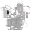 Empfohlen für Cages kleiner Cinema-Kameras, wenn kein V-Mount-Akku vorgesehen ist. rowa V-Dock am Kamera-Cage montiert, hält eine externe Stromquelle für den Drehtag.