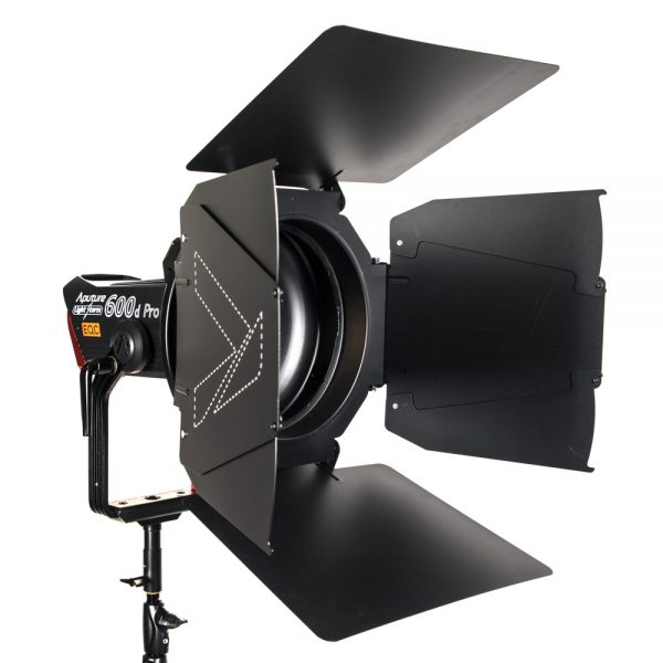 Aputure F10 Flügeltore montiert auf dem Aputure LS 600d Pro Scheinwerfer auf einem Stativ.