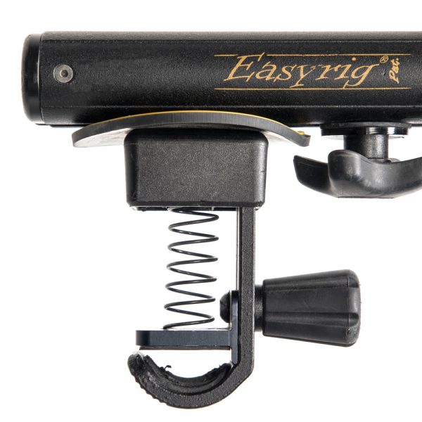 Easyrig Vario 5 Kamera-Tragsystem mit klemmbarer Standardstange am oberen Ende des Tragarms.
