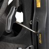 Der mitgelieferte Inbusschlüssel dient dem Wechsel der Schnellverschluss-Komponenten am Set. Easyrig Vario 5 Kamera-Tragsystem mit verstaubarem 6-mm-Inbusschlüssel an der Weste.