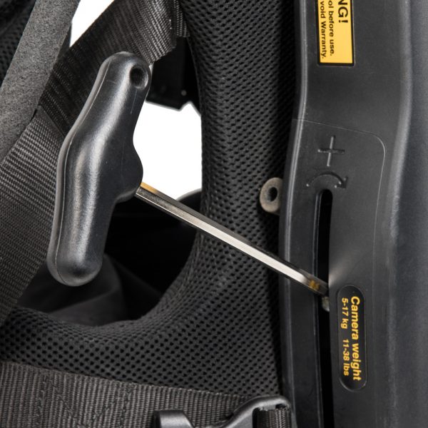 Easyrig Vario 5 Kamera-Tragsystem mit verstaubarem 6-mm-Inbusschlüssel an der Weste.