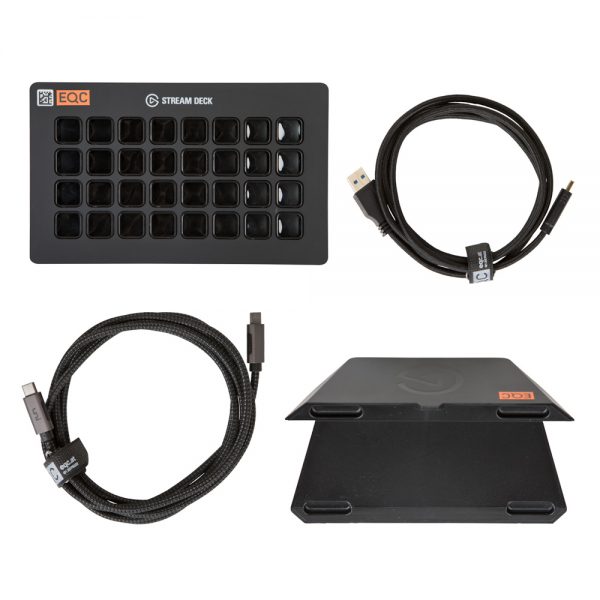 Elgato Stream Deck XL Streaming-Controller mit USB-C-Kabel und klappbarem Standfuß.