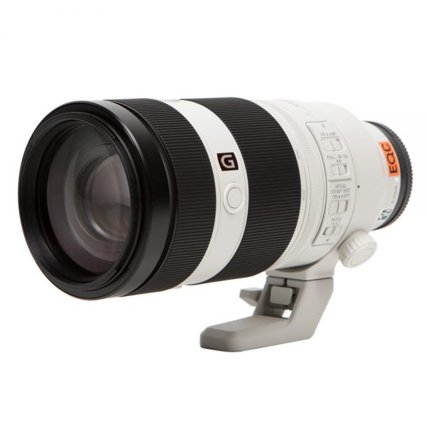 Sony FE 100-400mm f/4.5-5.6 GM OSS Telezoomobjektiv mit abnehmbarer Stativschelle und 77-mm-Filtergewinde.