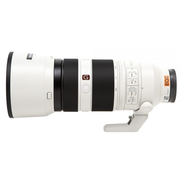 Sony FE 100-400mm f/4.5-5.6 GM OSS Telezoomobjektiv mit abnehmbarer Stativschelle und 77-mm-Filtergewinde.