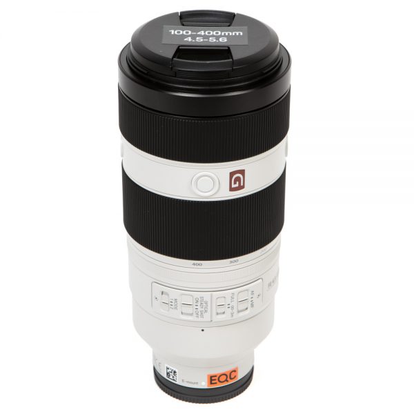 Sony FE 100-400mm f/4.5-5.6 GM OSS Telezoomobjektiv mit abnehmbarer Stativschelle und 77-mm-Filtergewinde.