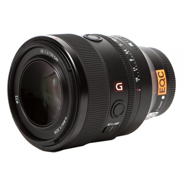 Sony FE 50mm f/1.2 GM, lichtstarkes Normalobjektiv mit Blende f/1.2 und 72-mm-Filtergewinde.