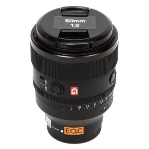 Sony FE 50mm f/1.2 GM, lichtstarkes Normalobjektiv mit Blende f/1.2 und 72-mm-Filtergewinde.