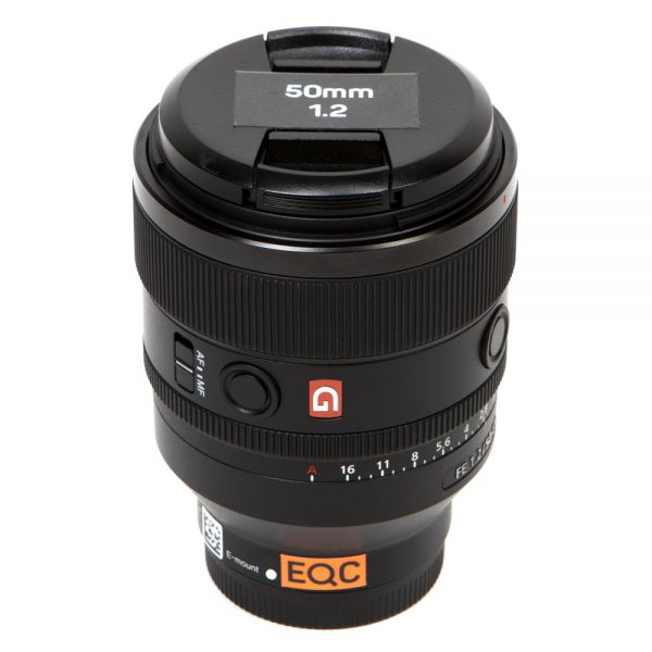 Sony FE 50mm f/1.2 GM, lichtstarkes Normalobjektiv mit Blende f/1.2 und 72-mm-Filtergewinde.
