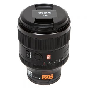 Sony FE 85mm f/1.4 GM, Porträt-Festbrennweite mit Blende f/1.4 und 77-mm-Filtergewinde.